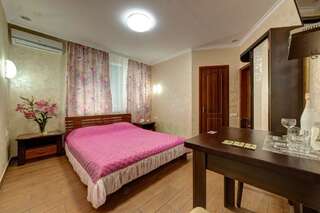 Отели эконом-класса Лика Отель Киев Улучшенный номер с кроватью размера «queen-size»-3